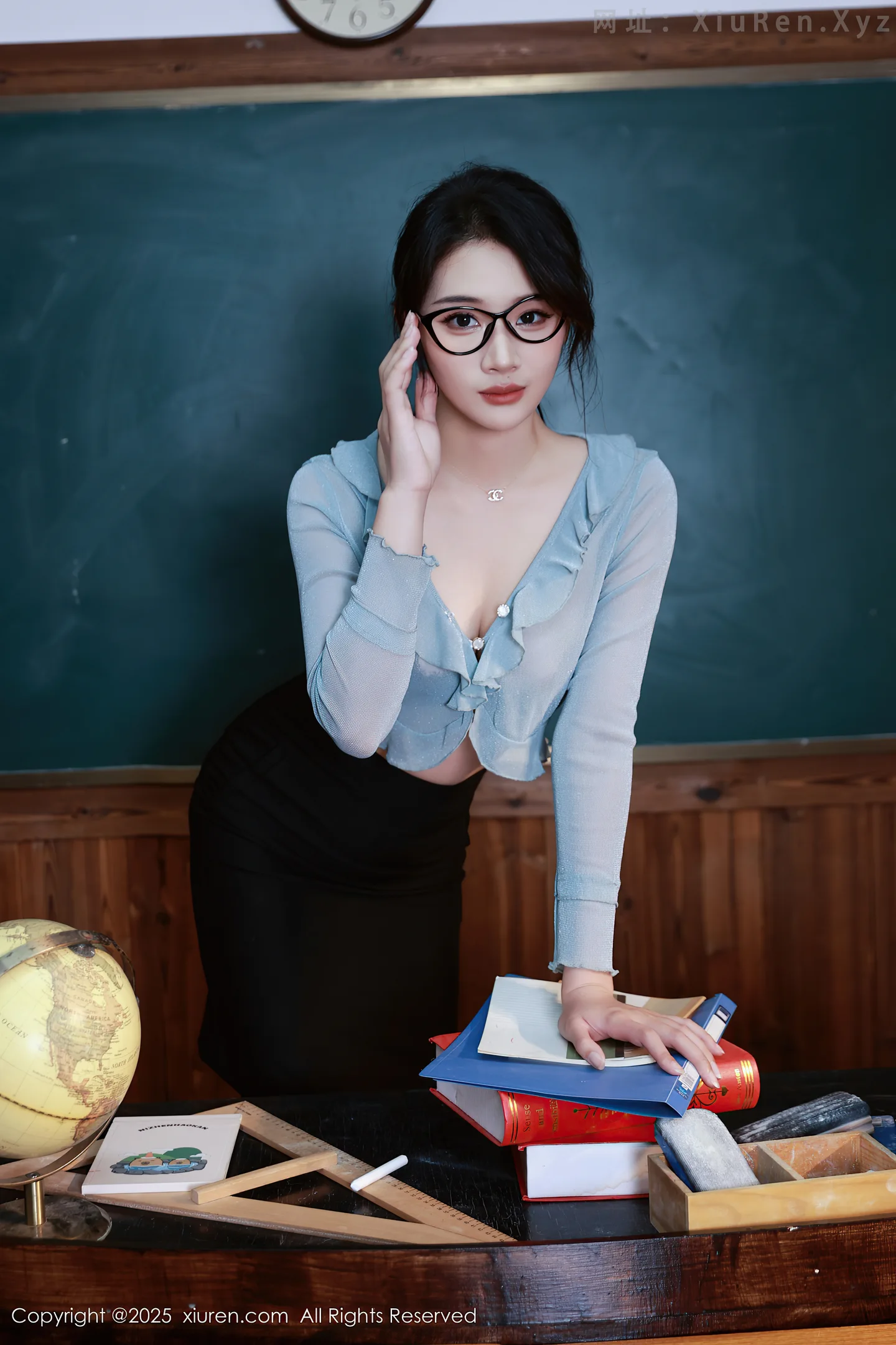 图片[6]-[XiuRen秀人网]VOL.10585 模特南乔教室场景性感黑色情趣内衣配开档黑丝秀完美身材诱惑写真88P-秀人网官方网站